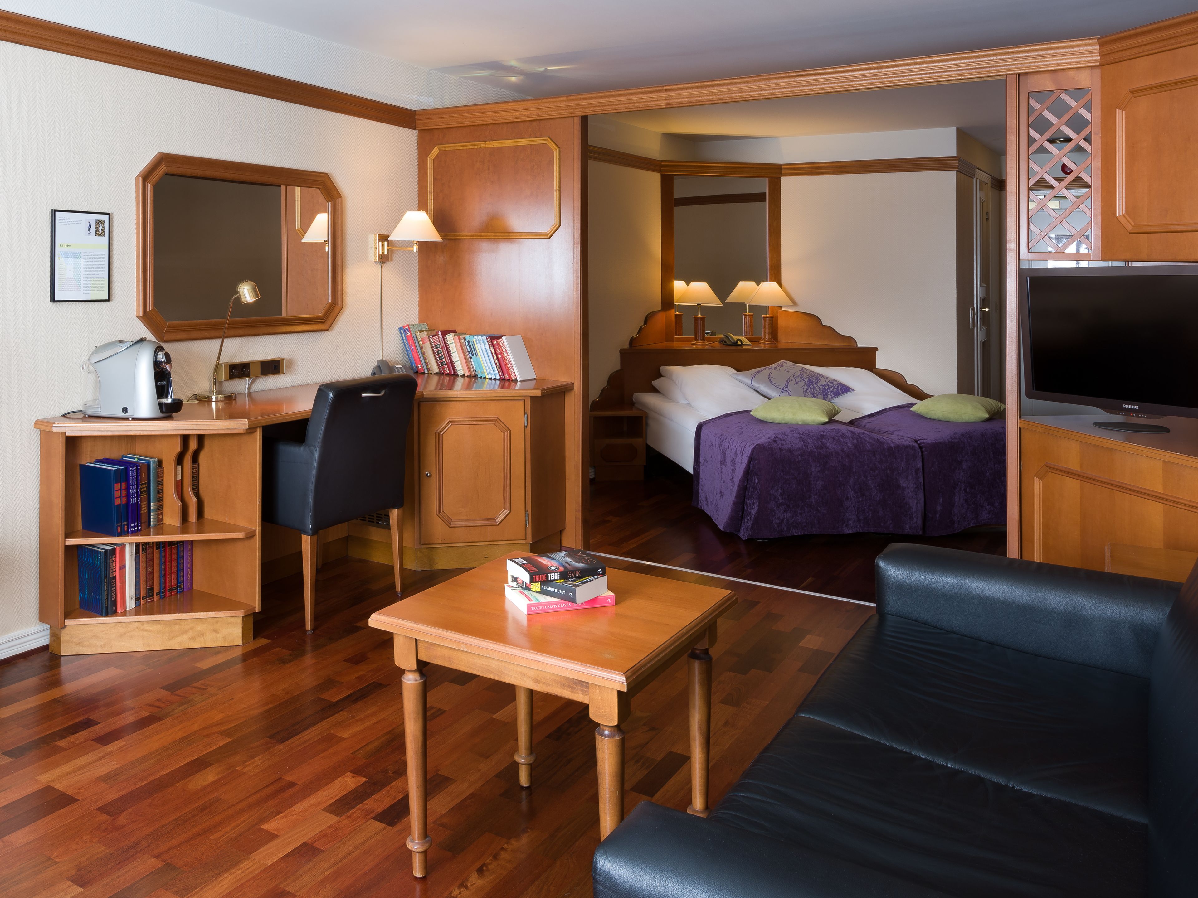 standard room, 1 double bed, non smoking | living area | tv