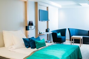 Family Room, 1 Double Bed with Sofa bed, Non Smoking | Desk, iron/ironing board, cribs/infant beds, bed sheets - Quality Hotel Olavsgaard (Lillestrom)