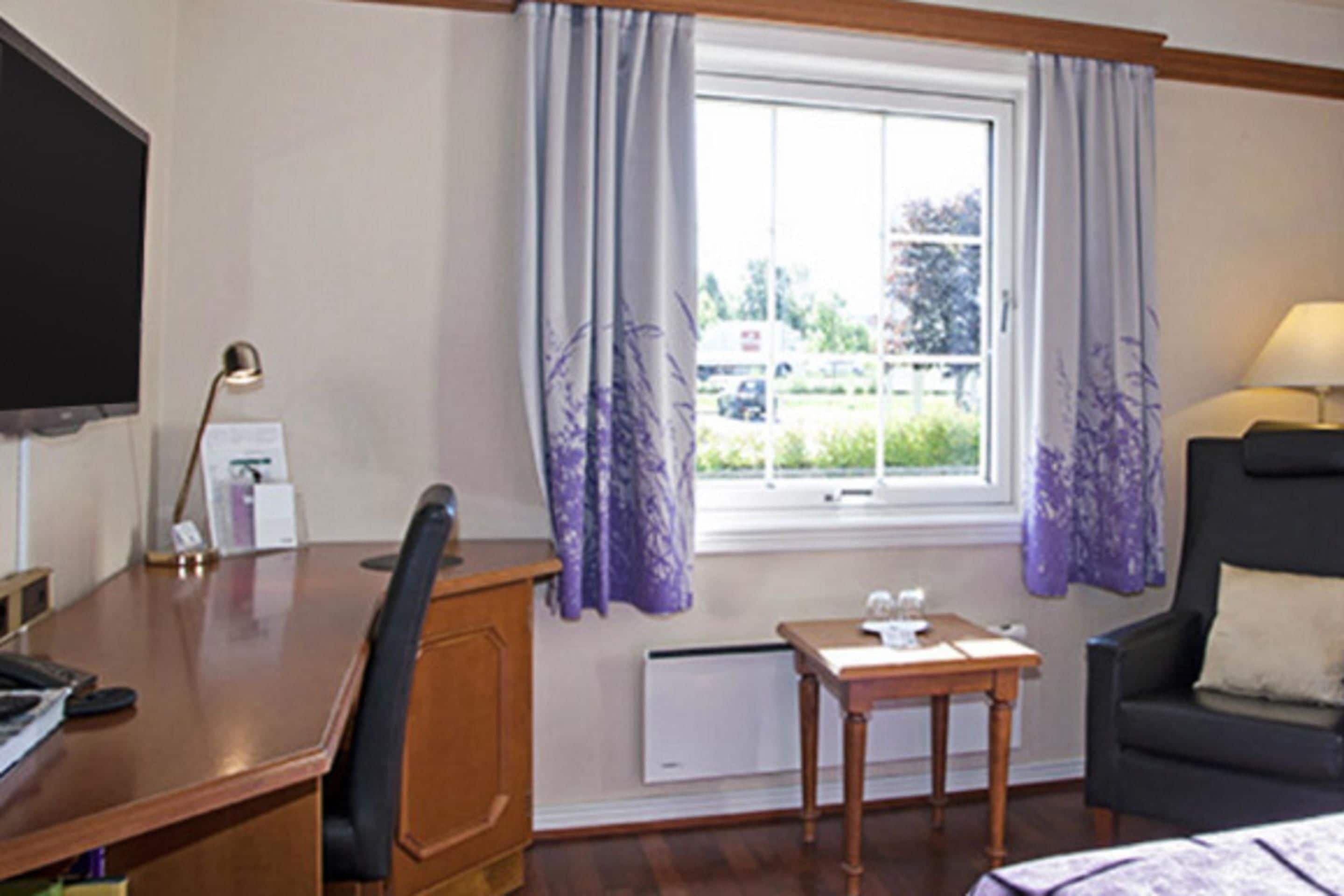 desk, iron/ironing board, cots/infant beds