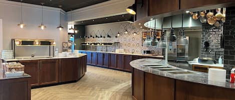 Petit déjeuner, déjeuner et dîner servis sur place