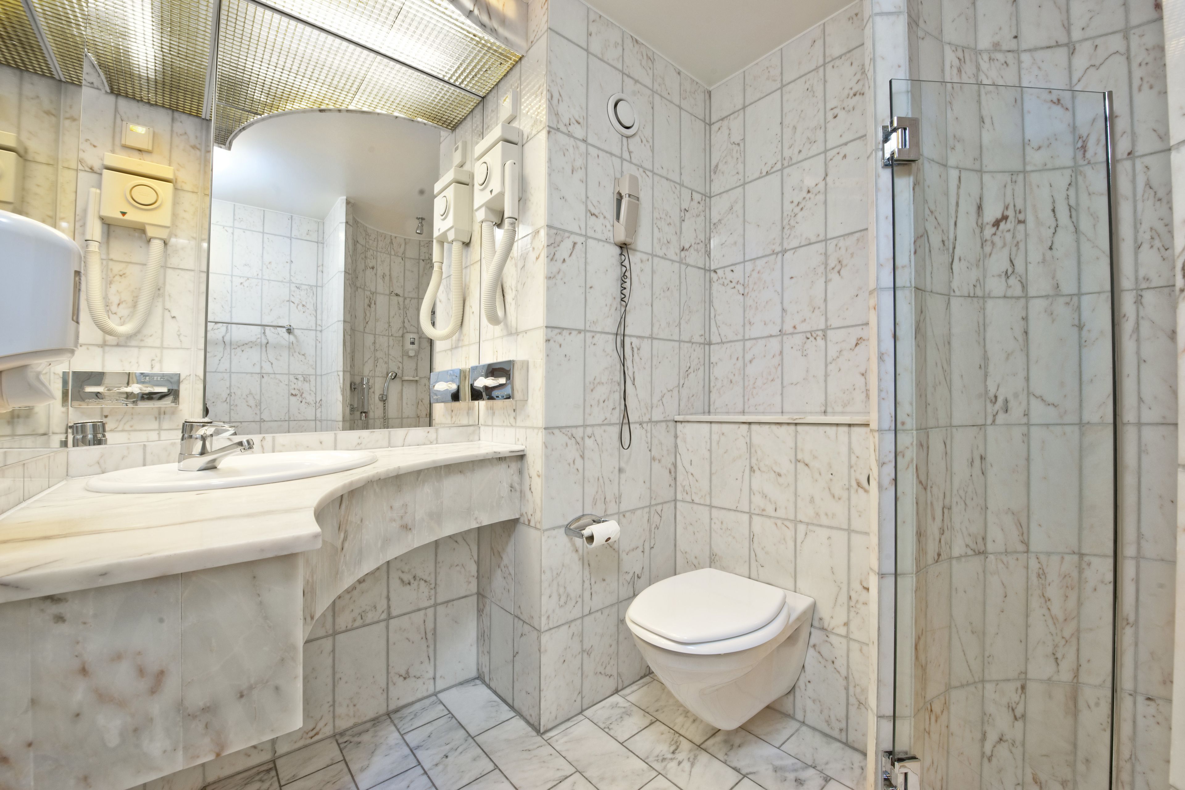 standard room, 1 single bed, non smoking | bathroom | shower, towels