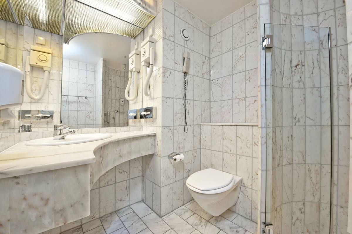 standard room, 1 single bed, non smoking | bathroom | shower, towels