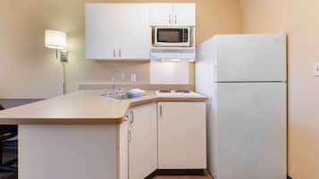 Studio, 1 Queen Bed, Non Smoking | Desk, cribs/infant beds, rollaway beds, free WiFi