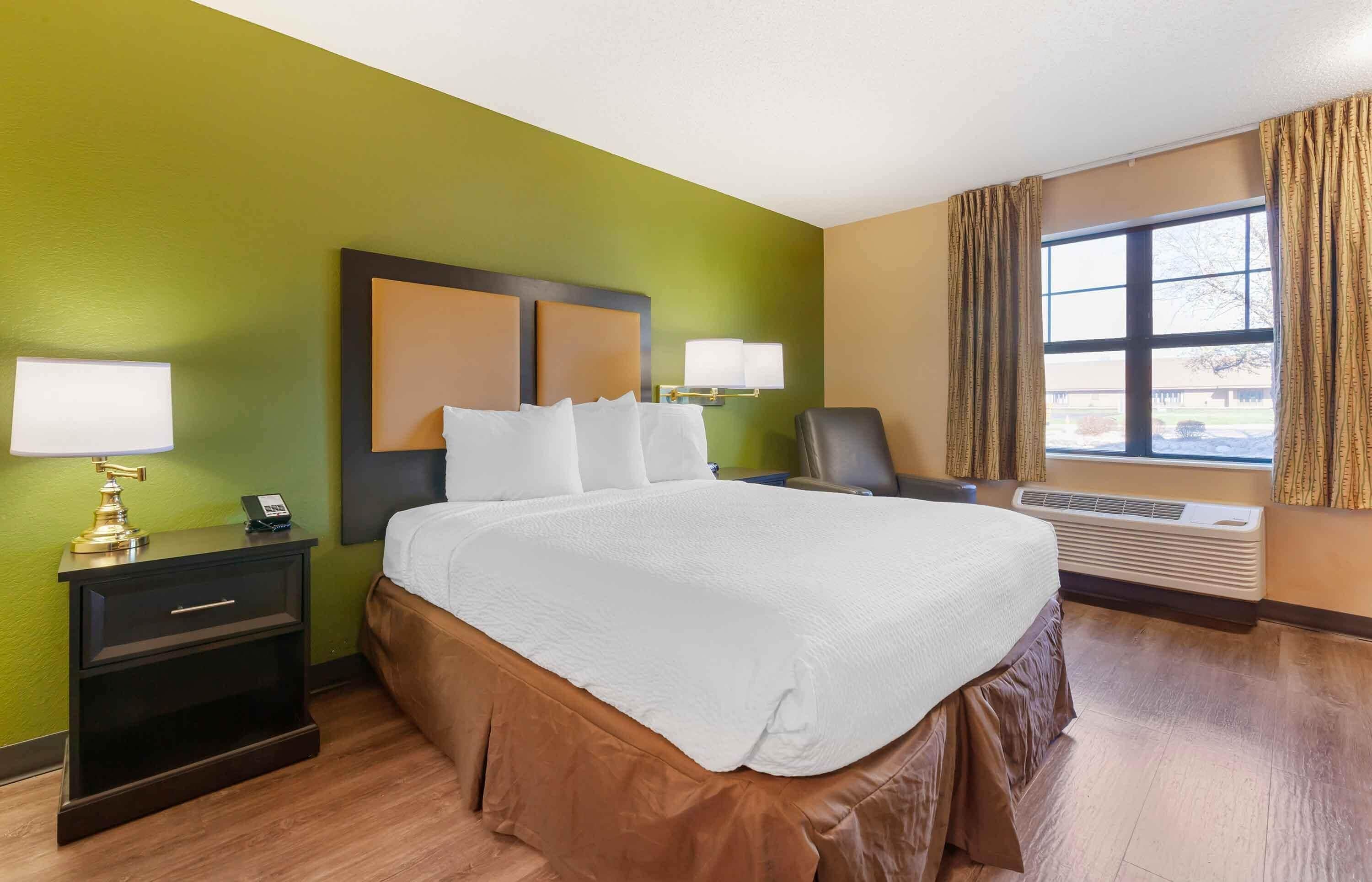Studio, 1 Queen Bed, Non Smoking | Desk, cribs/infant beds, rollaway beds, free WiFi