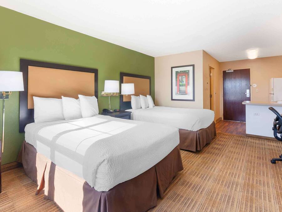 Studio, 2 Double Beds, Non Smoking | Desk, cribs/infant beds, rollaway beds, free WiFi