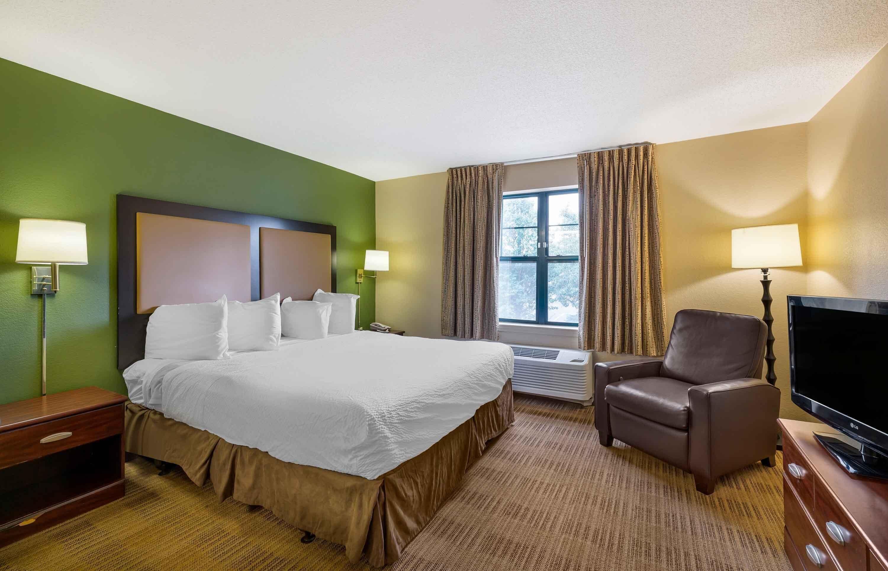 Studio, 1 King Bed, Non Smoking | Desk, cribs/infant beds, rollaway beds, free WiFi