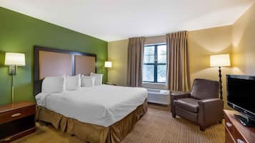 Studio, 1 King Bed, Non Smoking | Desk, laptop workspace, free WiFi, bed sheets
