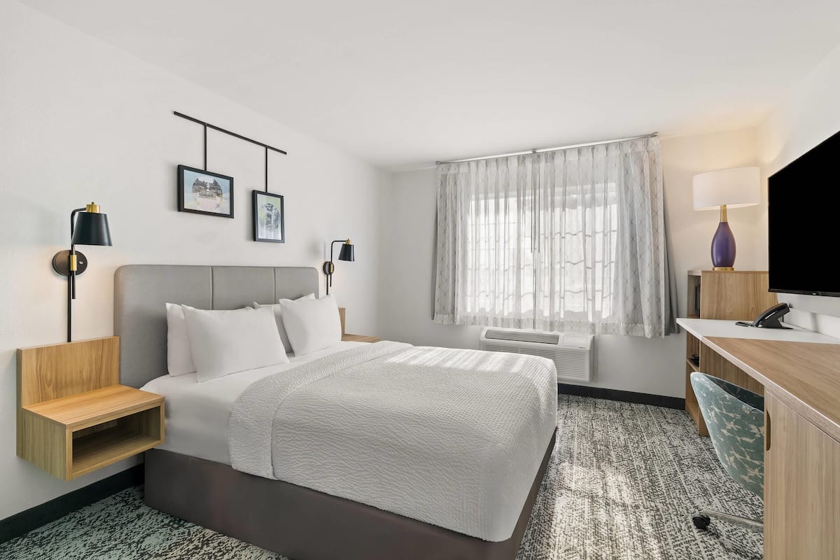 Chambre, 1 grand lit, accessible aux personnes malentendantes, non-fumeurs (Mobility) | Literie hypoallergénique, surmatelas, décoration personnalisée