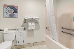 Een bad/douchecombinatie, gratis toiletartikelen, een haardroger