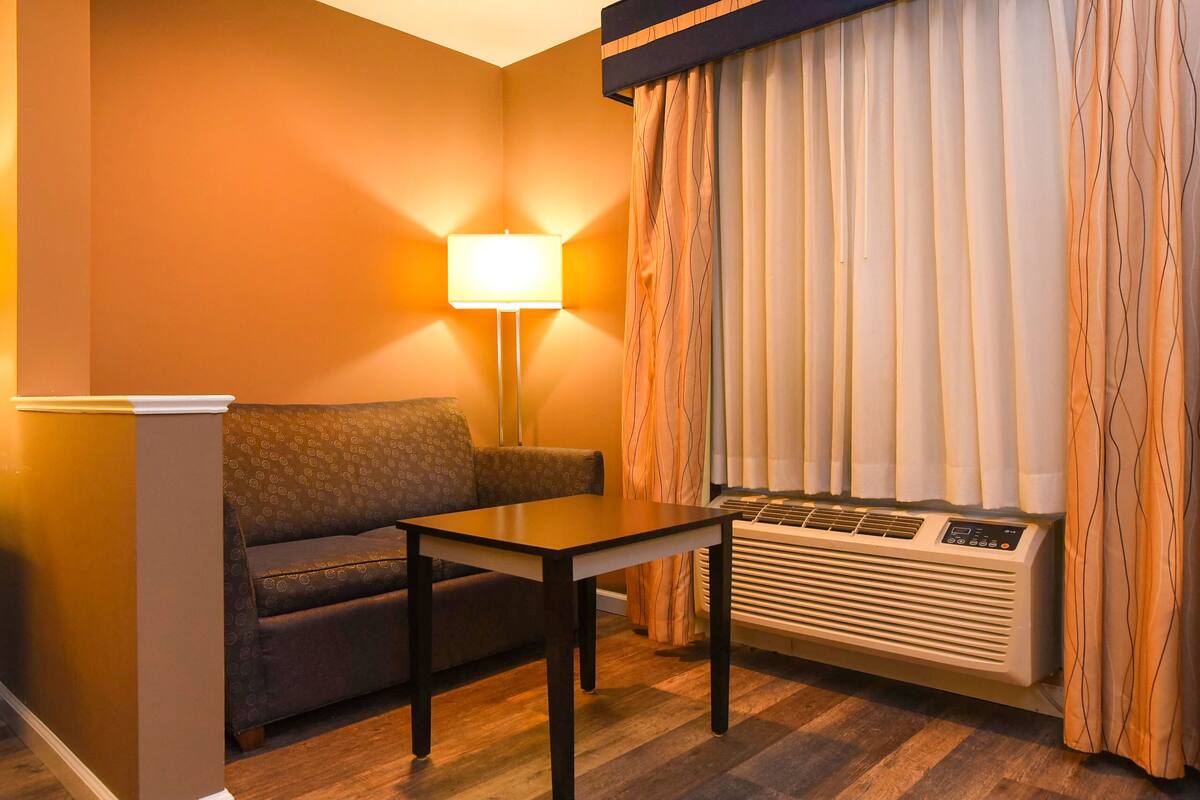 Suite Signature, 1 letto king con divano letto, non fumatori, idromassaggio | Una scrivania, Wi-Fi gratuito, lenzuola
