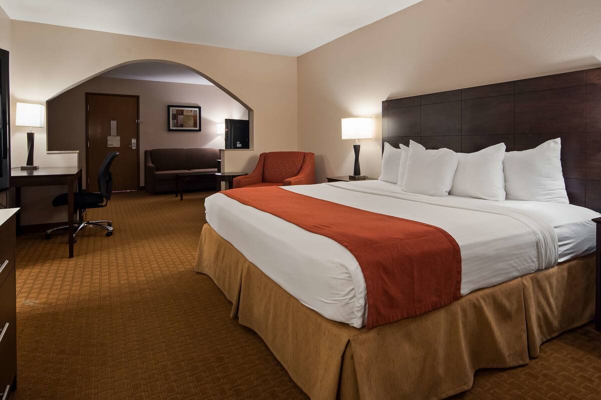 suite, 1 king bed with sofa bed, non smoking, kitchenette (with sofabed) | in-room safe, desk, laptop workspace, iron/ironing board