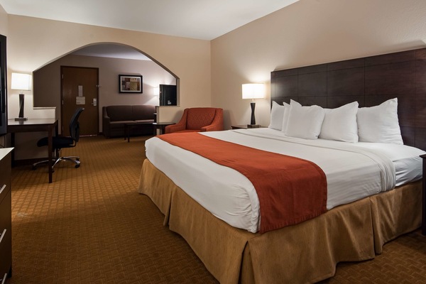 Suite, 1 King Bed, Non Smoking, Kitchenette (with Sofabed) | In-room safe, desk, laptop workspace, iron/ironing board