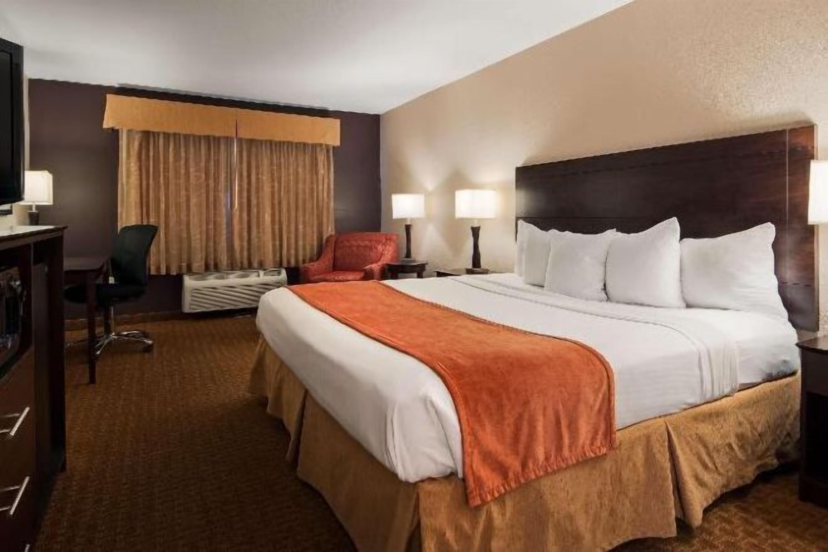 客房內保險箱、書桌、筆電工作空間、熨斗/熨衣板