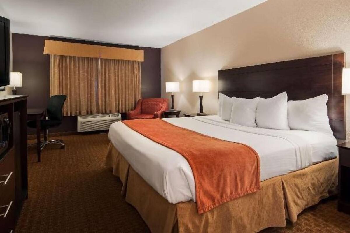 In-room safe, desk, laptop workspace, iron/ironing board