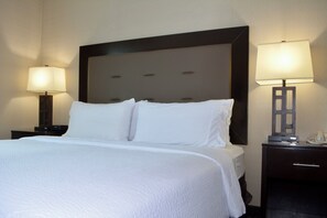 Hypo-allergenic bedding, desk, laptop workspace, blackout curtains - Holiday Inn Budd Lake - Rockaway Area by IHG (Budd Lake)