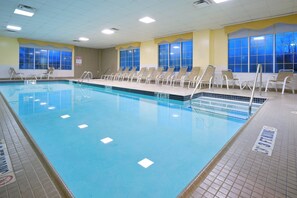 Une piscine à l’eau claire, avec des bords carrelés et plusieurs couloirs de nage.