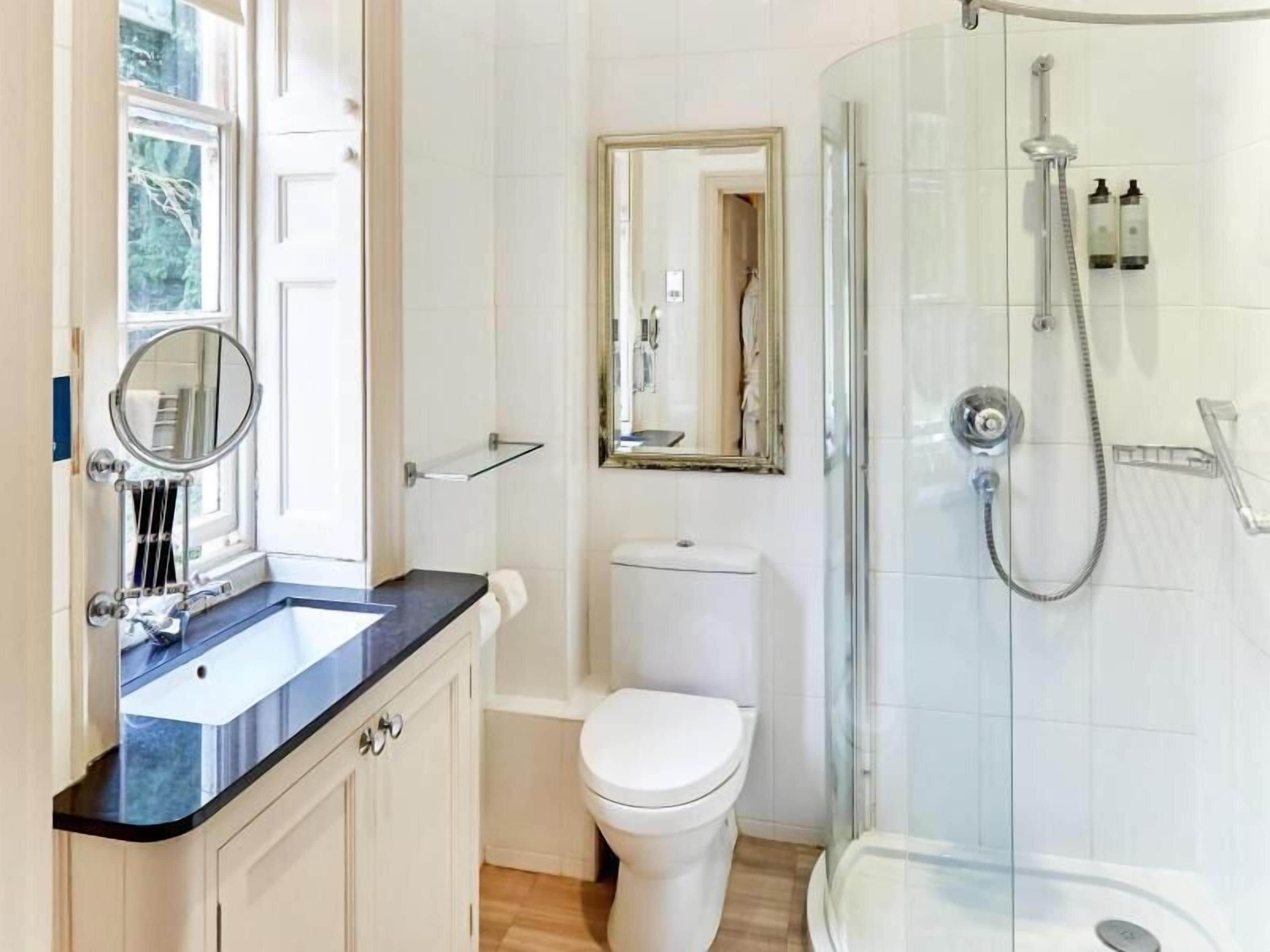 Superior tweepersoonskamer | Badkamer | Een bad/douchecombinatie, gratis toiletartikelen, handdoeken