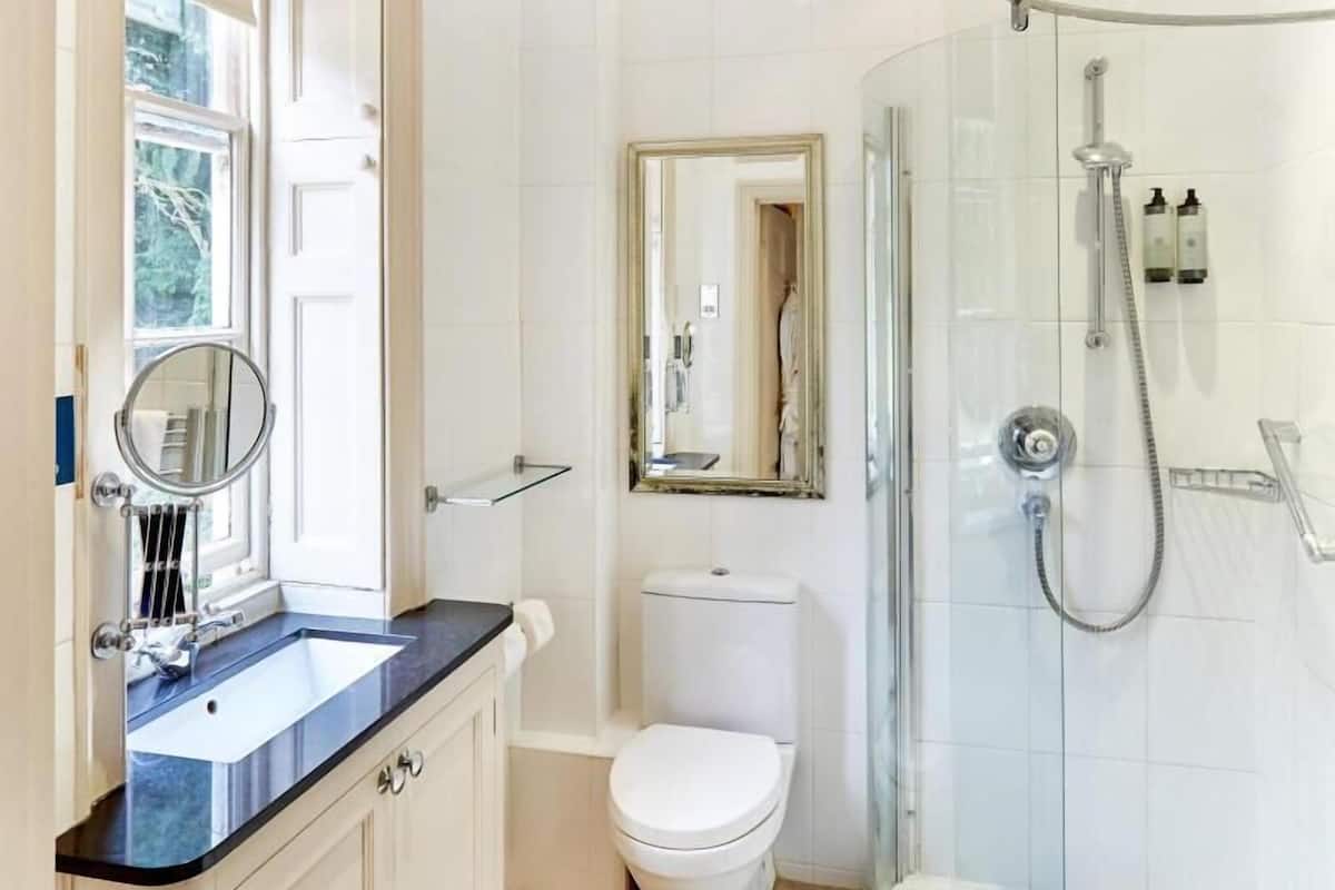 Habitación doble superior | Baño | Tina con regadera, amenidades de baño gratuitas, toallas