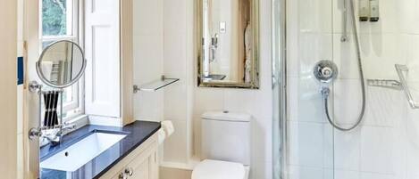Chambre Double Supérieure | Salle de bain | Ensemble douche/baignoire, articles de toilette gratuits