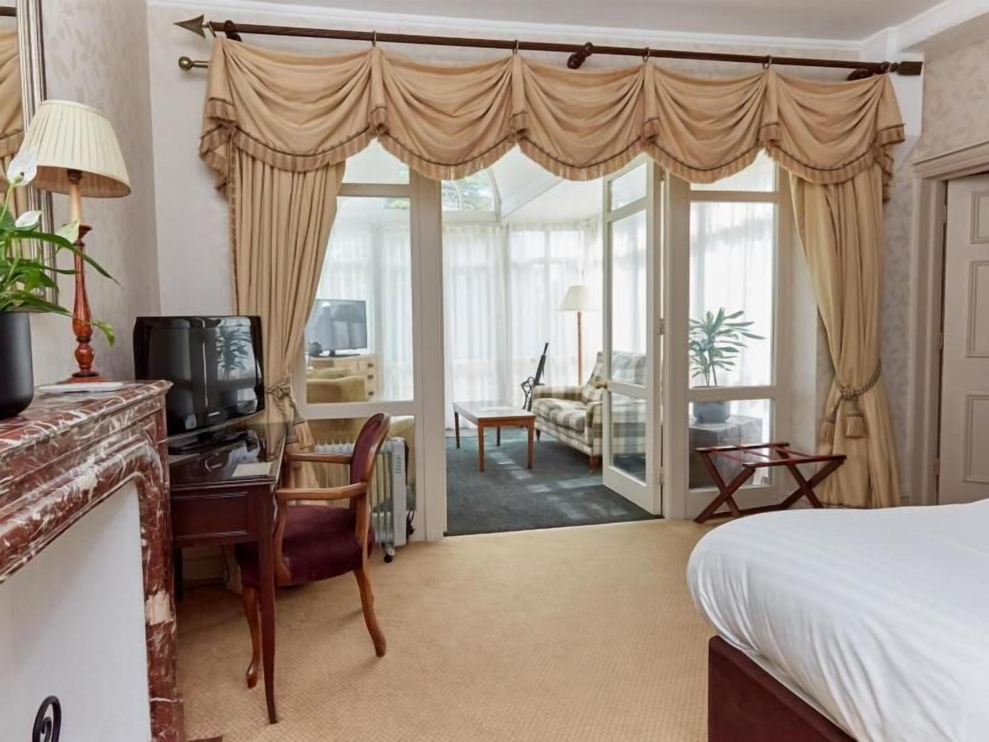 Suite | Een kluis op de kamer, een bureau, een strijkplank/strijkijzer