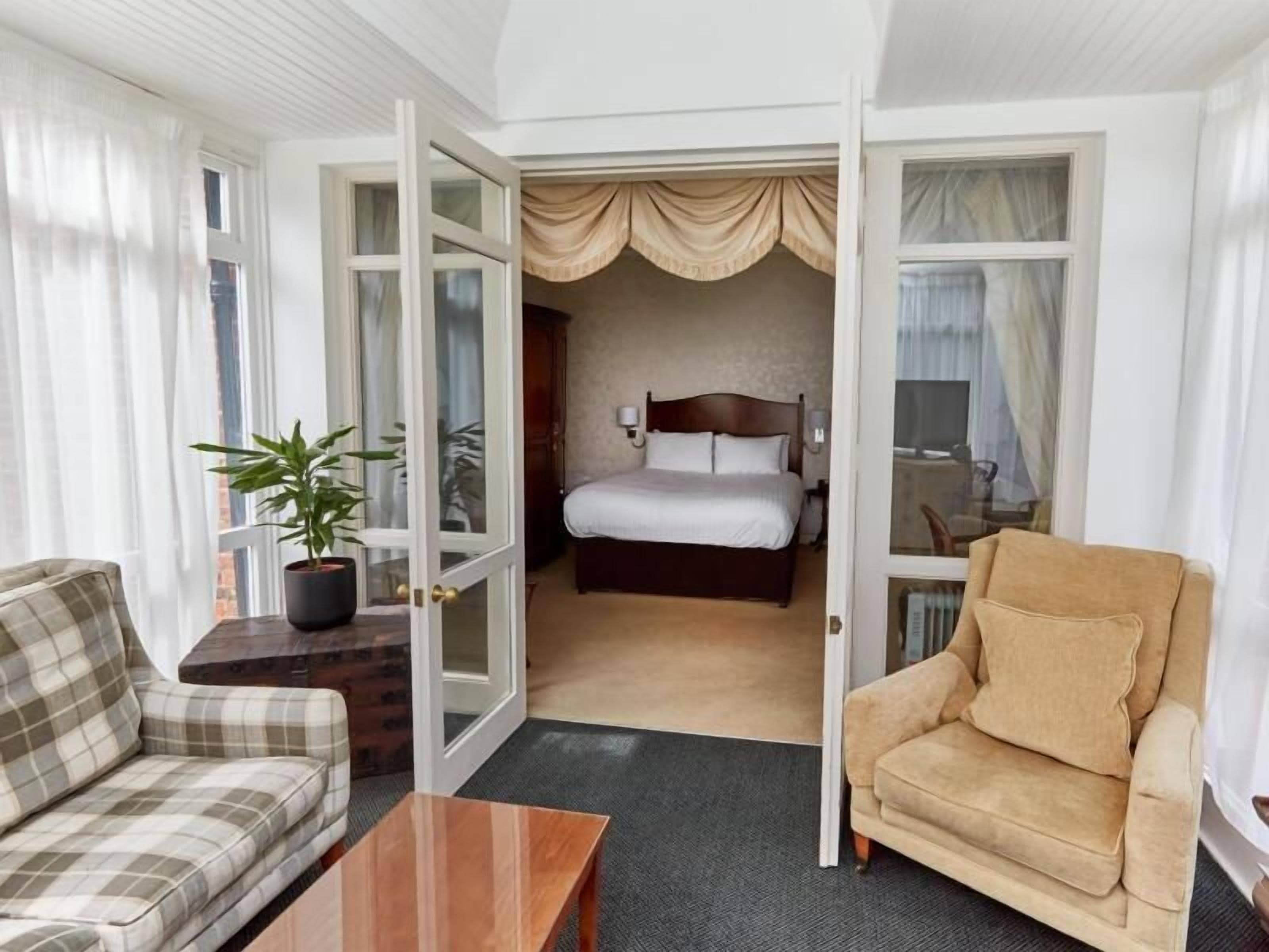 经典单人房 | 客房内保险箱、办公桌、熨斗/熨衣板、免费 WiFi