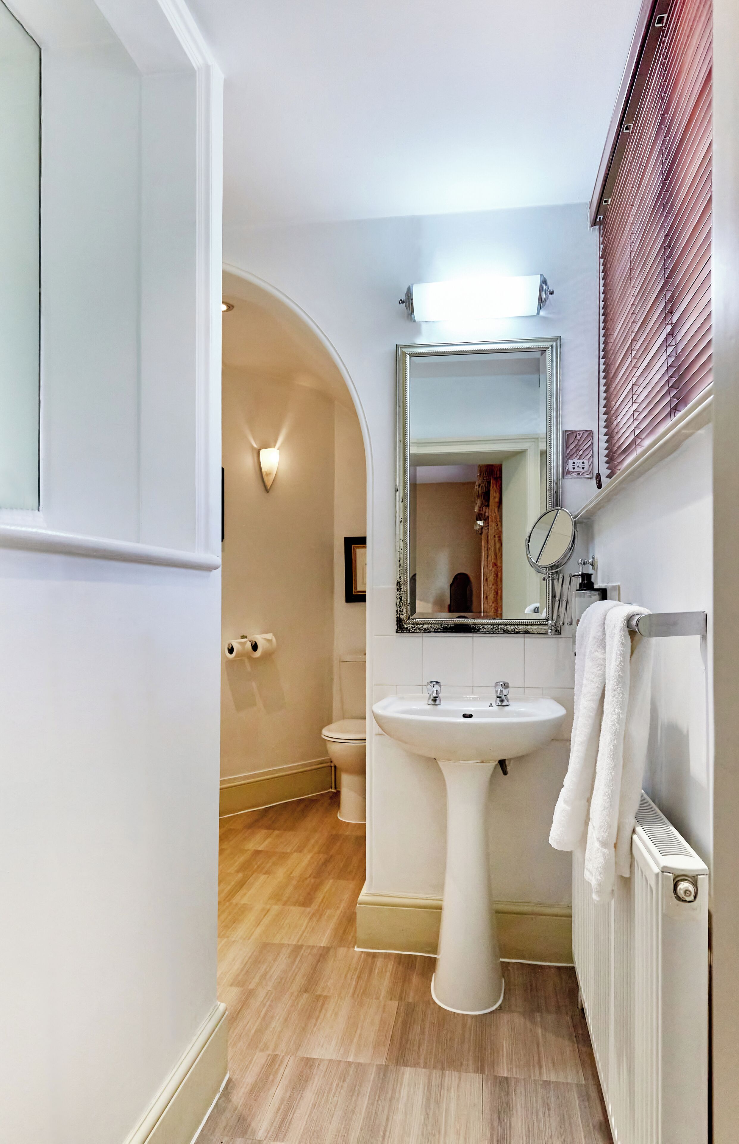 signature room | bathroom | combined shower/bathtub, free toiletries, towels