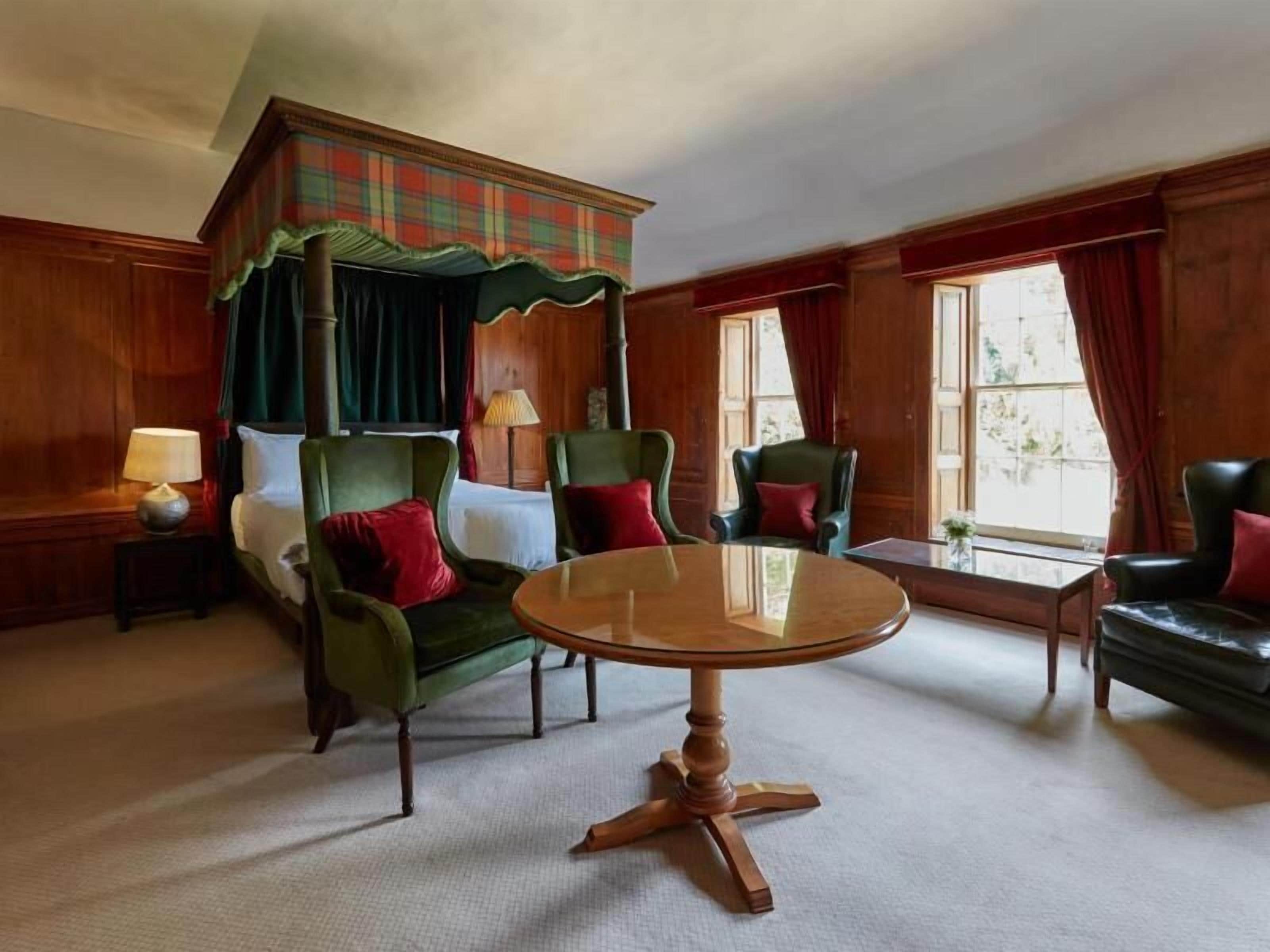 Exclusieve kamer (The Master Bedroom) | Een kluis op de kamer, een bureau, een strijkplank/strijkijzer