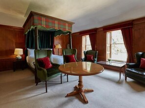 Phòng Exclusive (The Master Bedroom) | Két bảo mật tại phòng, bàn, bàn ủi/dụng cụ ủi quần áo 