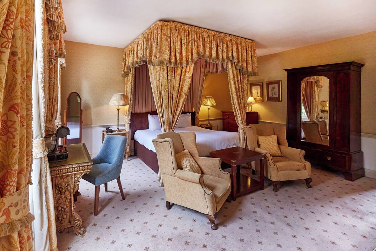 signature room | in-room safe, desk, iron/ironing board, free wifi