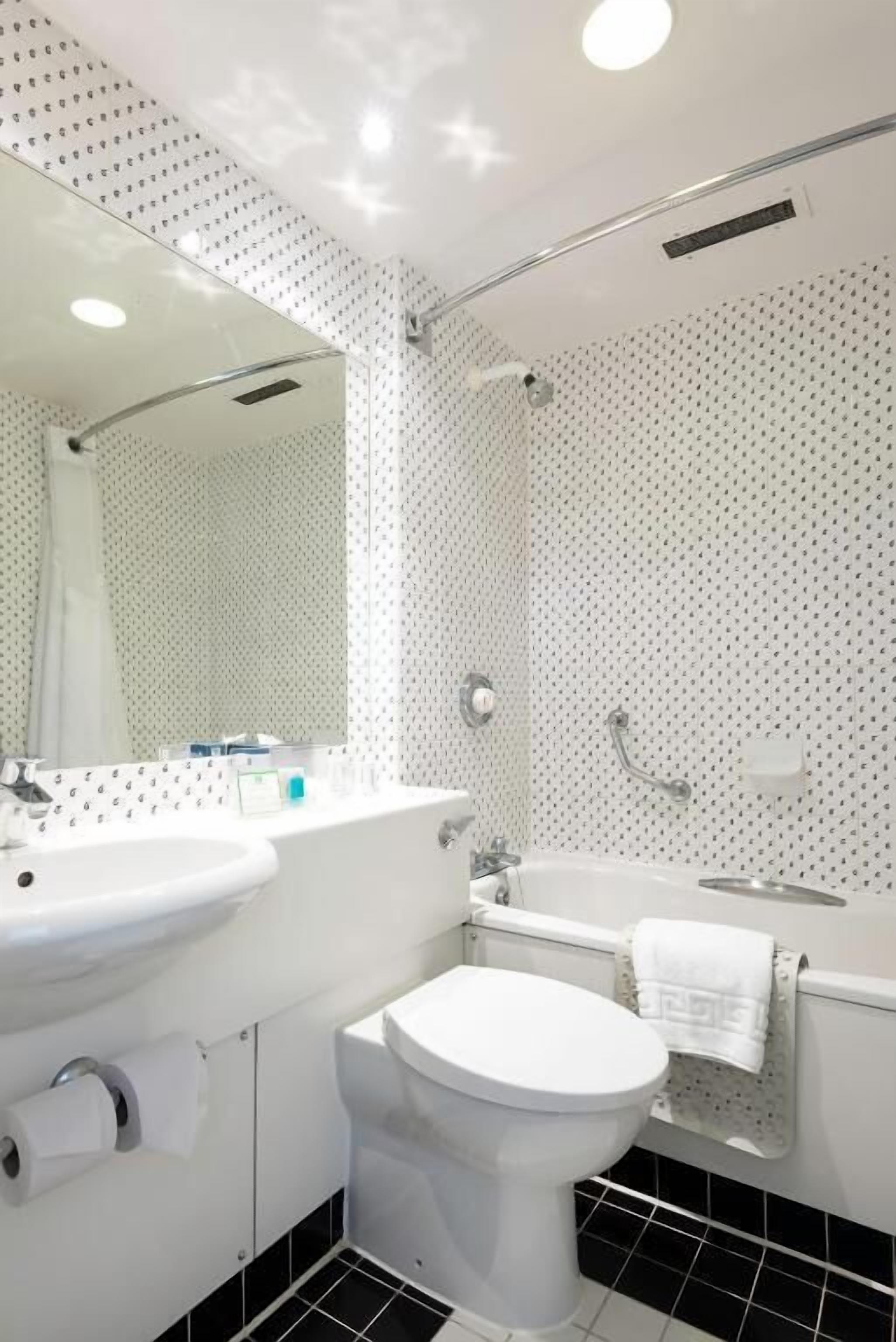 standard double room | bathroom | combined shower/bathtub, free toiletries, towels