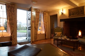 Bar lounge