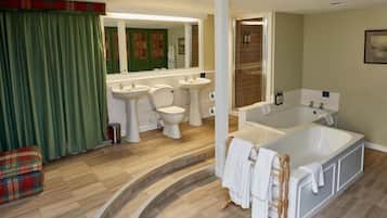 The Master Bedroom | Bathroom | Combined shower/bathtub, free toiletries, towels