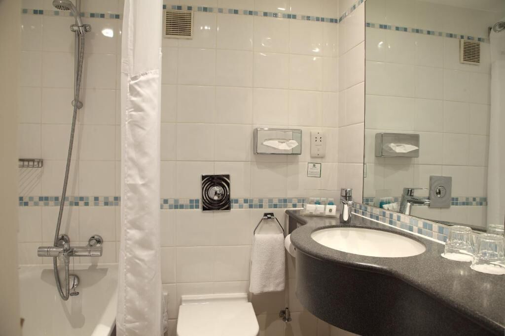 classic single room | bathroom | combined shower/bathtub, free toiletries, towels