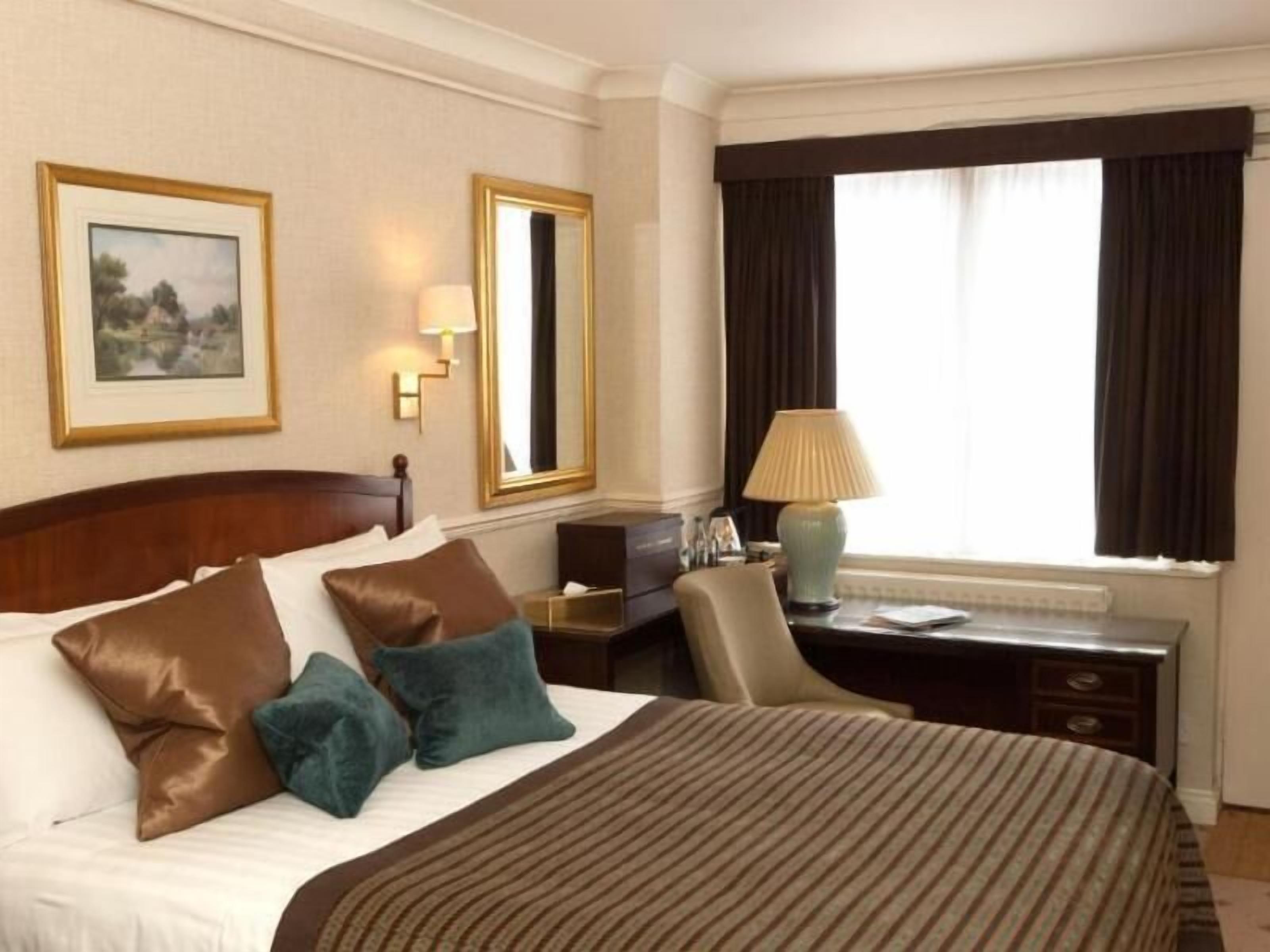 Standaard tweepersoonskamer, aan de binnenplaats | Een kluis op de kamer, een bureau, een strijkplank/strijkijzer