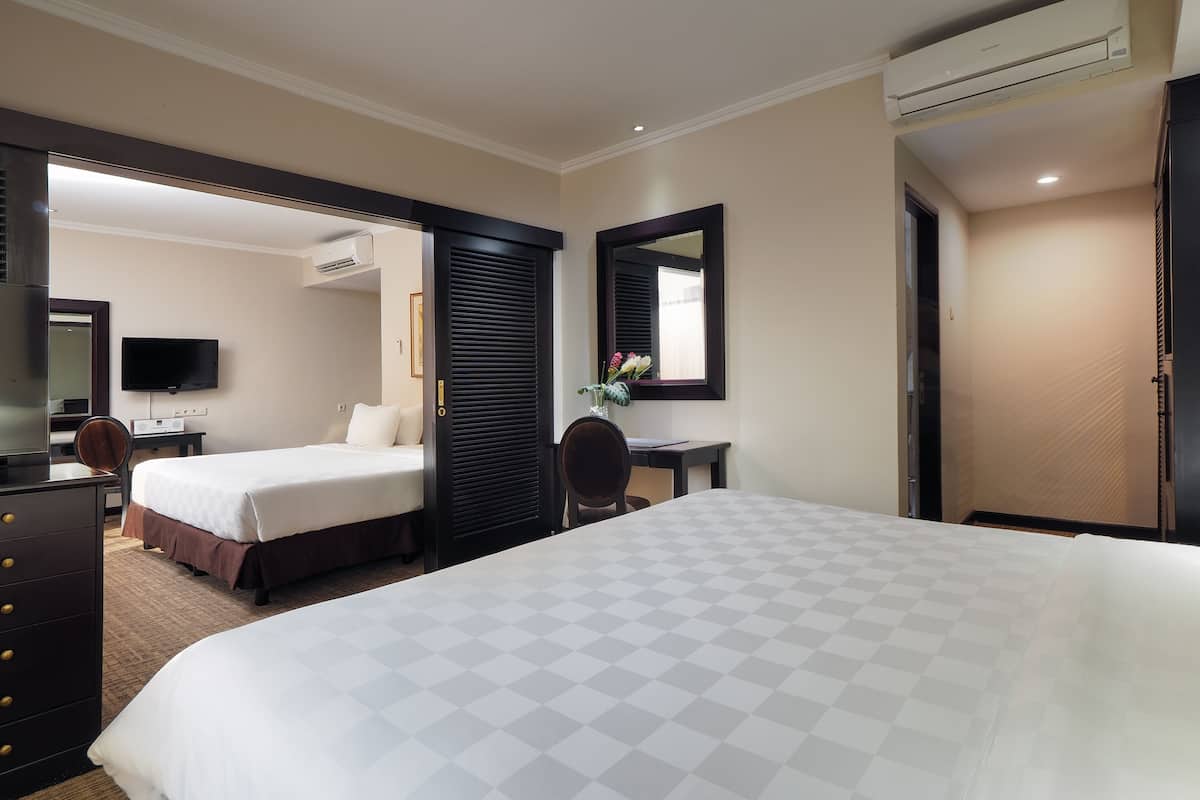 suite | in-room safe, desk, laptop workspace, blackout curtains