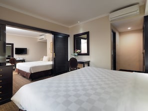 Suite | In-room safe, desk, laptop workspace, blackout drapes