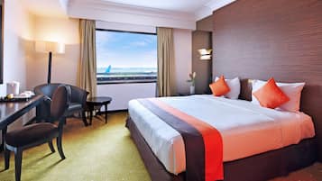 6 Hours use Between 9 AM - 6 PM | Brankas, meja kerja, ruang kerja ramah laptop, dan tirai kedap cahaya