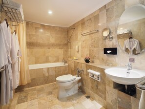 Suite | Badezimmer | Dusche, Regendusche, kostenlose Toilettenartikel, Hausschuhe