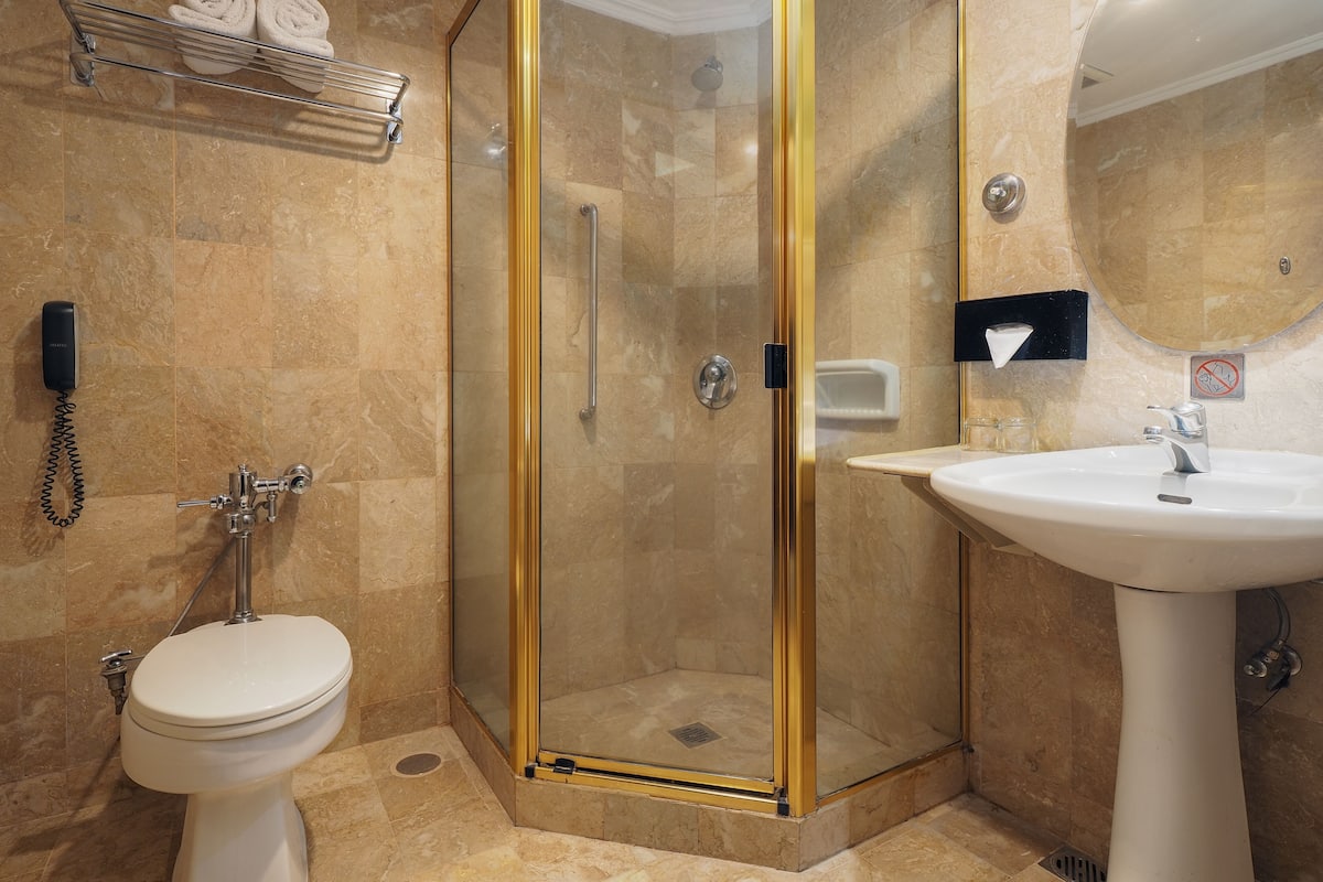 shower, rainfall showerhead, free toiletries, slippers