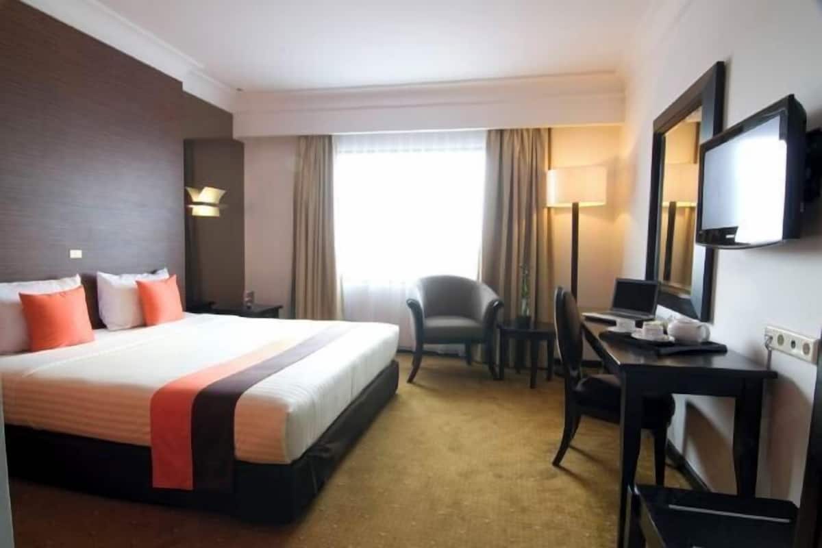 In-room safe, desk, laptop workspace, blackout drapes