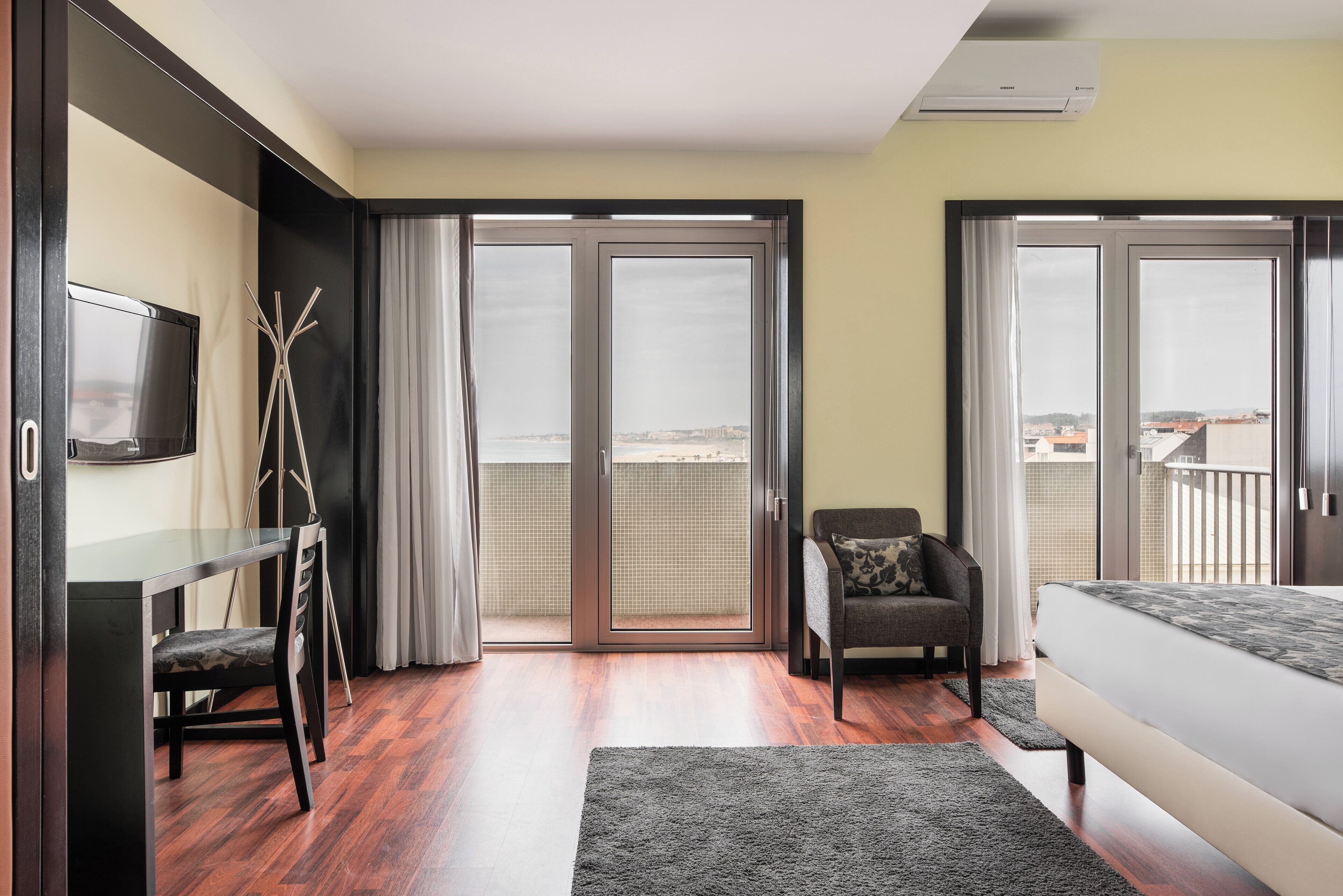 Suite, Sea View | Minibar, in-room safe, desk, soundproofing