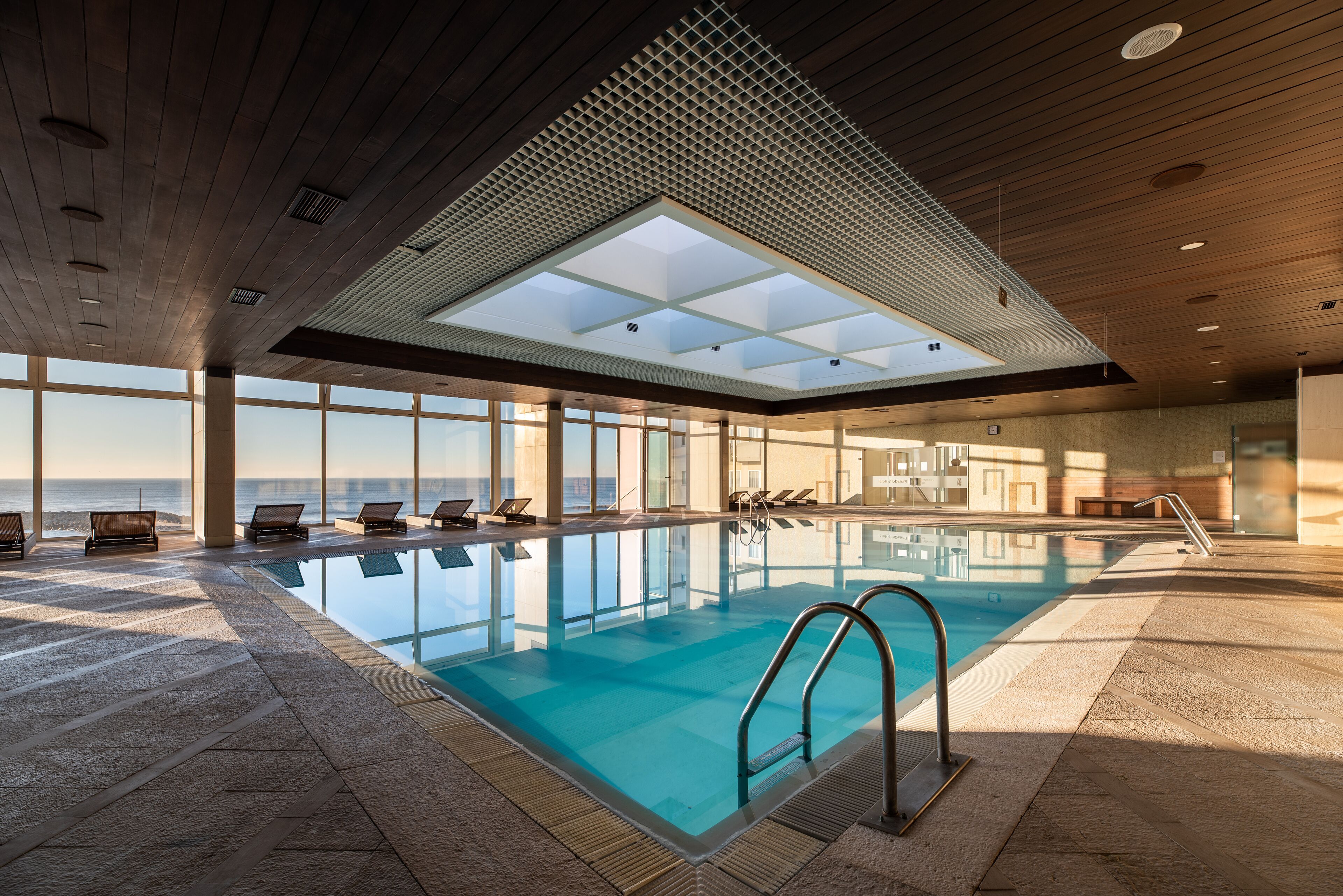 من حمّامات السباحة المغطاة، مظلات على حمّام السباحة، مقاعد للتشمس