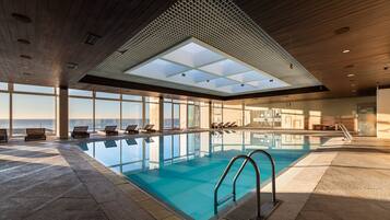 Kolam renang indoor, dengan payung kolam renang dan kursi berjemur