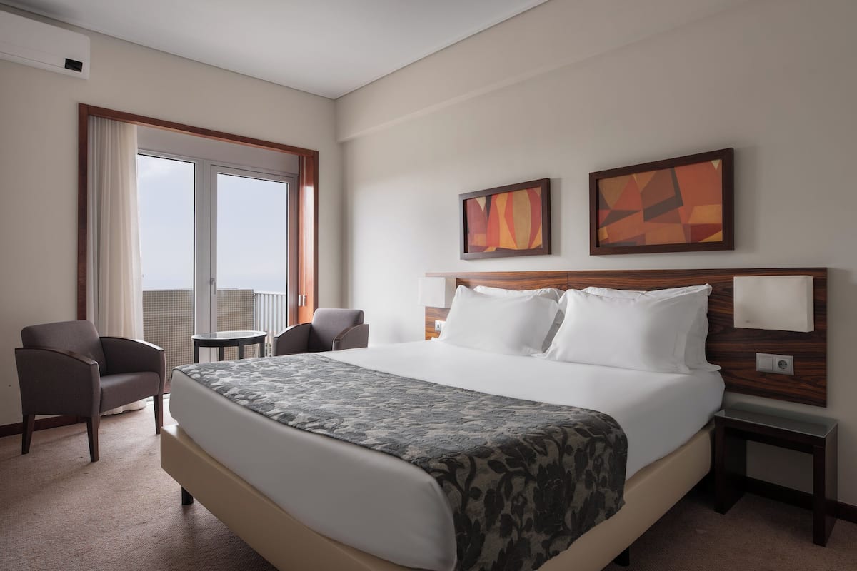 Deluxe tweepersoonskamer, uitzicht op zee | Een minibar, een kluis op de kamer, een bureau, geluiddichte muren