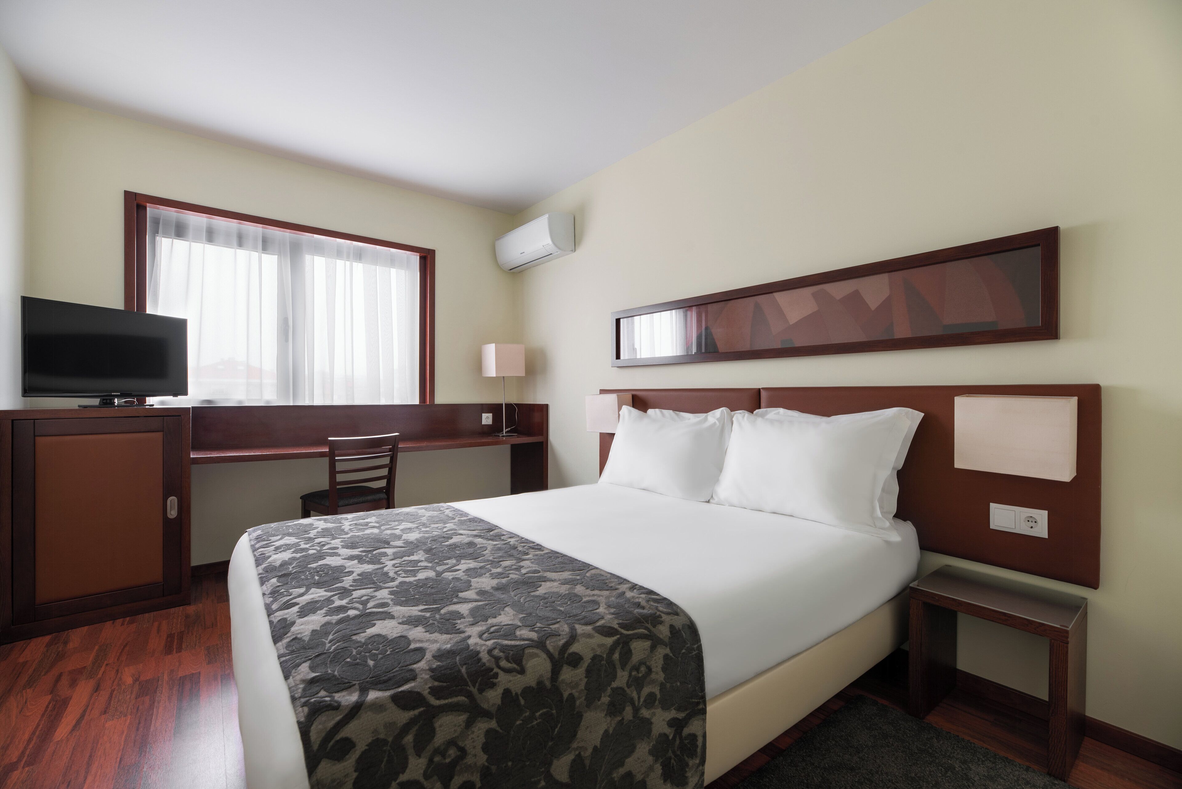 华丽双人房, 城市景观 | 迷你吧、客房内保险箱、办公桌、隔音