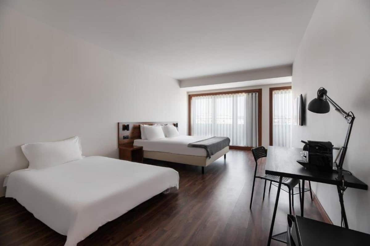 Een minibar, een kluis op de kamer, een bureau, geluiddichte muren