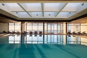 Innenpool, Sonnenschirme, Liegestühle