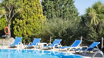 Piscine couverte, piscine extérieure, chaises longues