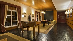 A room with a foosball table, pool table, and a billiards table. - Lam Hotel Caramulo  (Tondela)