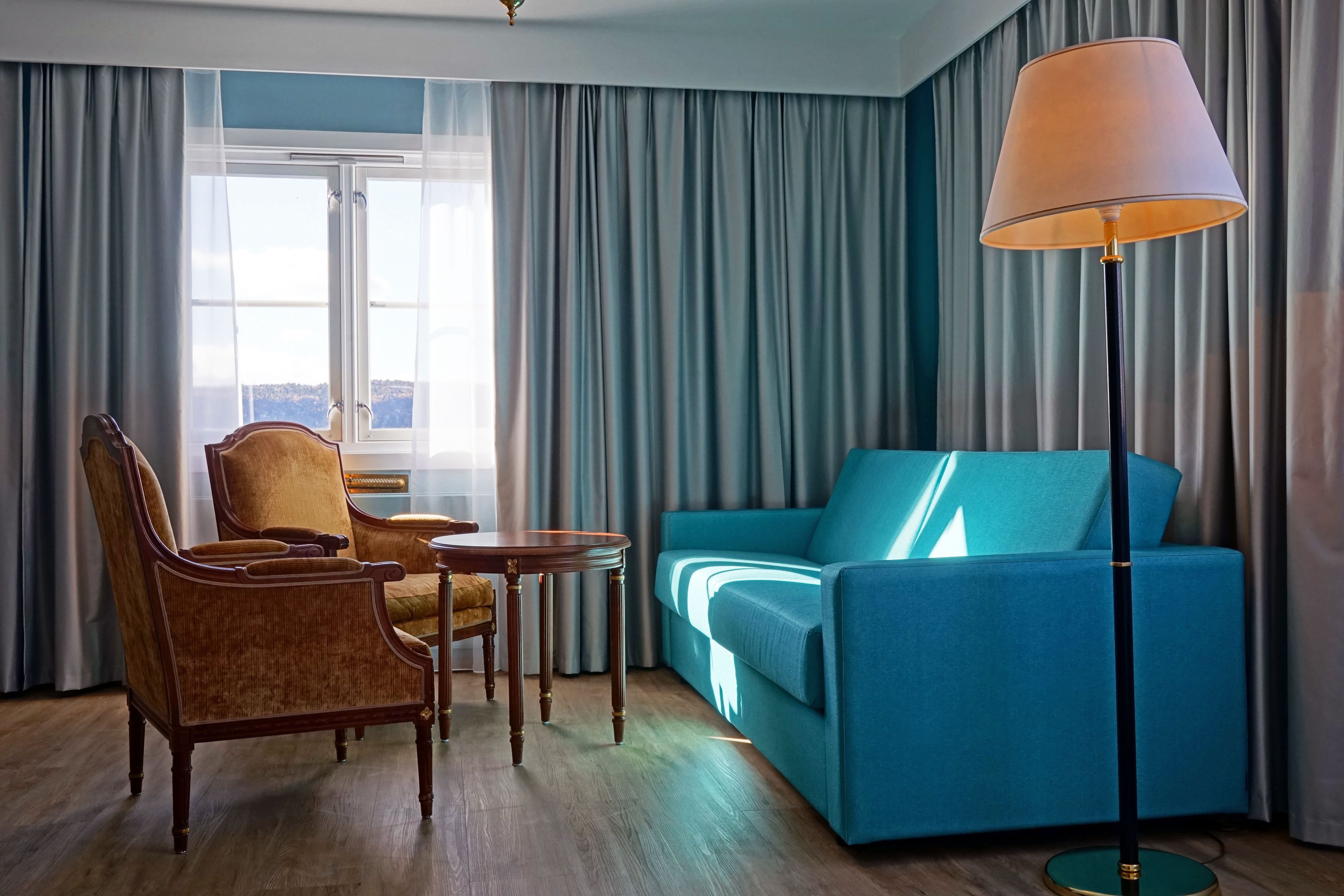 Literie de qualité supérieure, surmatelas, bureau, rideaux occultants